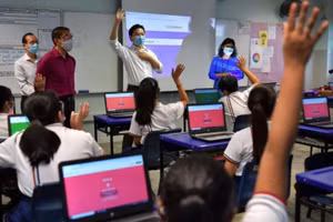 Bộ trưởng GD Lawrence Wong tới thăm một trường học.