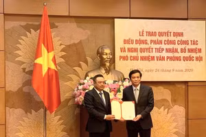 Chủ nhiệm Văn phòng Quốc hội, Tổng thư ký Quốc hội Nguyễn Hạnh Phúc trao nghị quyết bổ nhiệm cho tân Phó Chủ nhiệm Văn phòng Quốc hội Trần Sỹ Thanh 