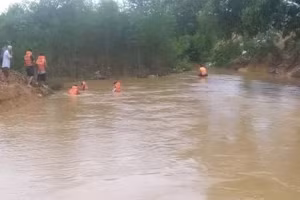 Lực lượng chức năng cùng người dân nỗ lực tìm kiếm nạn nhân bị lũ cuốn