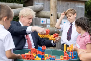 Thủ tướng Anh động viên phụ huynh cho con đi học trở lại