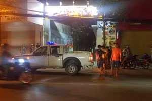 Thanh niên nghi ngáo đá, xông vào công ty đòi 'xử' bảo vệ, đập phá tài sản 