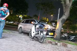 Điều tra vụ tài xế ô tô lao xe vào gốc cây rồi tri hô bị cướp