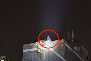 Thanh niên leo lên sân thượng quán karaoke cố thủ vì bị cảnh sát truy bắt 