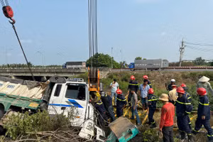 Cắt cabin để giải cứu tài xế xe ben 