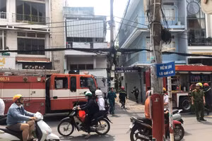 Cháy căn nhà 5 tầng trong hẻm sâu ở TPHCM