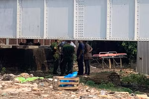 Người đàn ông tử vong dưới đường ray xe lửa, cơ thể có vết thương