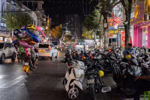 Vỉa hè ở quận Bình Thạnh, TPHCM bị lấn chiếm