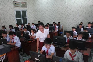 Giờ học tin học của cô và trò trường Tiểu học Thọ Sơn (Việt Trì- Phú Thọ)