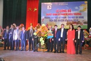 Lãnh đạo TP Đà Nẵng, Ban Giám đốc ĐH Đà Nẵng cùng các đơn vị tặng hoa, ghi nhận những cống hiến, đóng góp của Nhà giáo ưu tú, PGS.TS Nguyễn Bảo Hoảng Thanh trong suốt 7 năm đảm nhiệm chức vụ Hiệu trưởng Trường ĐH Sư phạm (ĐH Đà Nẵng).