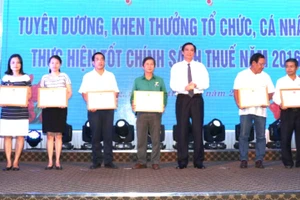 Phó Chủ tịch UBND TP Đà Nẵng, Trần Văn Miên trao tặng Bằng khen cho các cá nhân, tập thể có thành tích xuất sắc trong thực hiện chính sách thuế năm 2016. 