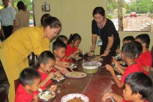 “Bữa cơm tình thương” cho học sinh xa nhà