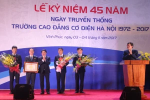 Tập thể lãnh đạo nhà trường đón nhận bằng khen của Thủ tướng Chính phủ