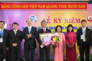 Trung tâm Huyết học Truyền máu Bệnh viện T. Ư Huế đón nhận Huân chương Lao động hạng III