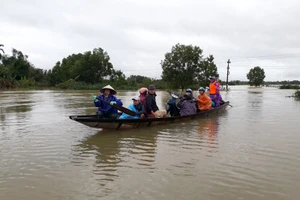 Nước lũ còn cao, đò ghe là phương tiện đi lại duy nhất của người dân vùng rốn lũ Quảng Điền 