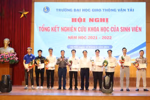 PGS.TS Nguyễn Ngọc Long trao thưởng cho các công trình nghiên cứu khoa học xuất sắc.