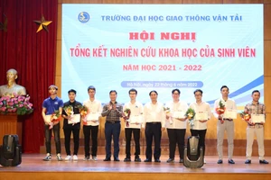 PGS.TS Nguyễn Ngọc Long trao thưởng cho các công trình nghiên cứu khoa học xuất sắc.