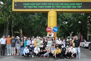 Các thầy cô giáo và học sinh nhà trường đi trải nghiệm làm sinh viên tại Trường Đại học Trà Vinh