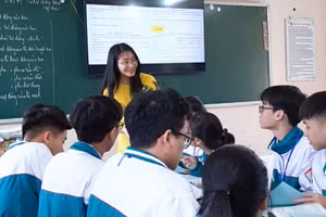 Cô giáo Nguyễn Thu Hiền trong một giờ sinh hoạt nhóm với HS.