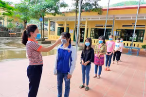 Kiểm tra thân nhiệt học sinh trong những ngày các em đi học tại Trường phổ thông dân tộc bán trú THCS Lang Thíp.