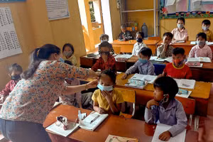 Lo lắng giữ gìn vệ sinh chống dịch cho học sinh người H"Mông trong lớp học.