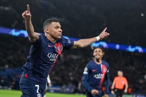 Bayern Munich thua sốc, PSG thắng dễ tại lượt đi vòng 1/8 Champions League 