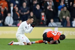 Trọng tài ‘cứu’ Man Utd 