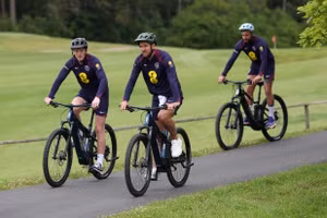 Tuyển thủ Anh thư giãn lạ sau trận thắng nhọc nhằn Serbia