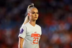 Tiền đạo 'nóng bỏng nhất thế' giới khoe ảnh mới