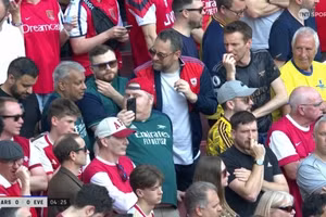 Cổ động viên Arsenal thất thần khi nghe tin Man City đăng quang Ngoại hạng Anh 