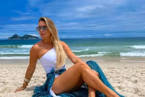 Nhan sắc bạn gái kém 24 tuổi của huyền thoại Romario