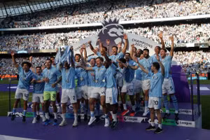 Vừa đăng quang Ngoại hạng Anh, Man City đối mặt nguy cơ... xuống hạng