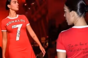 Áo đấu Ronaldo được đưa lên sàn diễn Paris Fashion Week 2024 