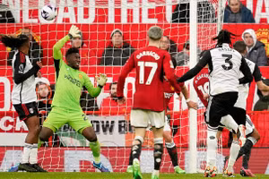 Chùm ảnh: Maguire ghi bàn, Man Utd vẫn thua sốc Fulham 