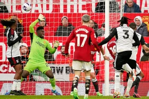 Chùm ảnh: Maguire ghi bàn, Man Utd vẫn thua sốc Fulham 