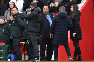  Thua Liverpool phút 99, ông chủ Nottingham ‘hỏi tội’ trọng tài