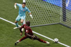 Chùm ảnh: Bỉ thua sốc Slovakia, Lukaku vô duyên chưa từng thấy