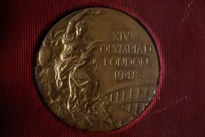 Nhà vô địch Olympic 100 tuổi sẽ rước đuốc tại Paris 2024