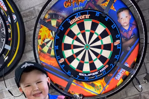 Cậu bé 8 tuổi vô địch giải phi tiêu dành cho người lớn