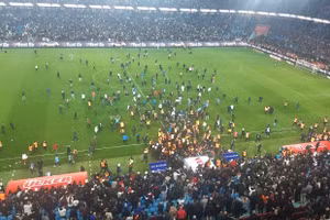 Chùm ảnh: Bạo lực gây chấn động bóng đá Thổ Nhĩ Kỳ 