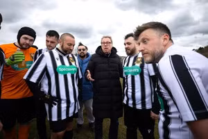 Đội bóng tệ nhất nước Anh có chiến thắng đầu tiên 