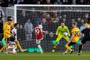 Quên nỗi đau Champions League, Arsenal trở lại đỉnh bảng Ngoại hạng Anh 