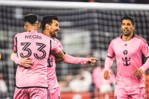 Messi rực sáng, giúp đối thủ lập kỷ lục 