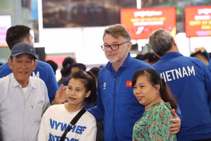 Thầy trò HLV Troussier vui vẻ chụp hình cùng người hâm mộ trước giờ xuất ngoại