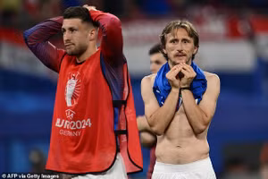 Croatia bị loại trước 'ngưỡng cửa thiên đường', lão tướng Modric khóc nghẹn 