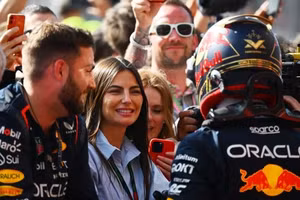 Bạn gái tay đua F1 Max xuất hiện lộng lẫy tại Tuần lễ thời trang Paris