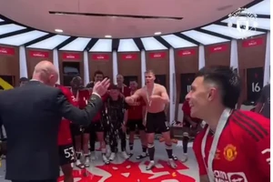 Vô địch Cup FA, thầy trò Erik ten Hag ăn mừng cuồng nhiệt trong phòng thay đồ 