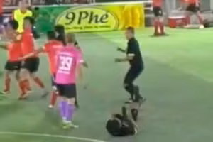 Cái kết đắng cho cầu thủ đấm gục trọng tài ở TP HCM 