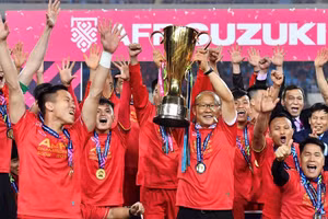 Báo Hàn Quốc nói về áp lực của HLV Troussier 