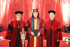 Hoa khôi bóng chuyền Kim Huệ lấy bằng Thạc sĩ ở tuổi 42