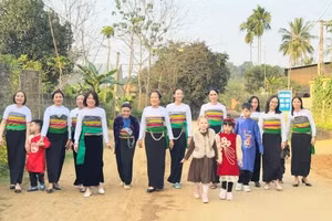 Nàng WAG Dianka 'gây sốt' với trang phục truyền thống của người Mường 